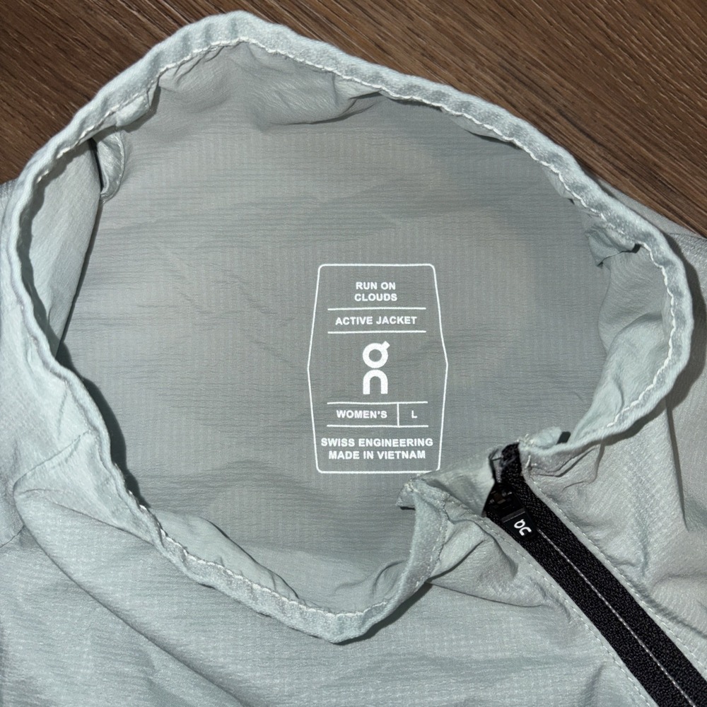 On Running Light Gray Performance Jacket - image 4